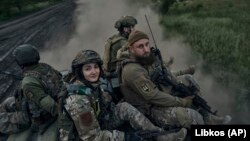 Українські військові на бронетранспортері на передовій, Луганська область, 21 травня 2023 року