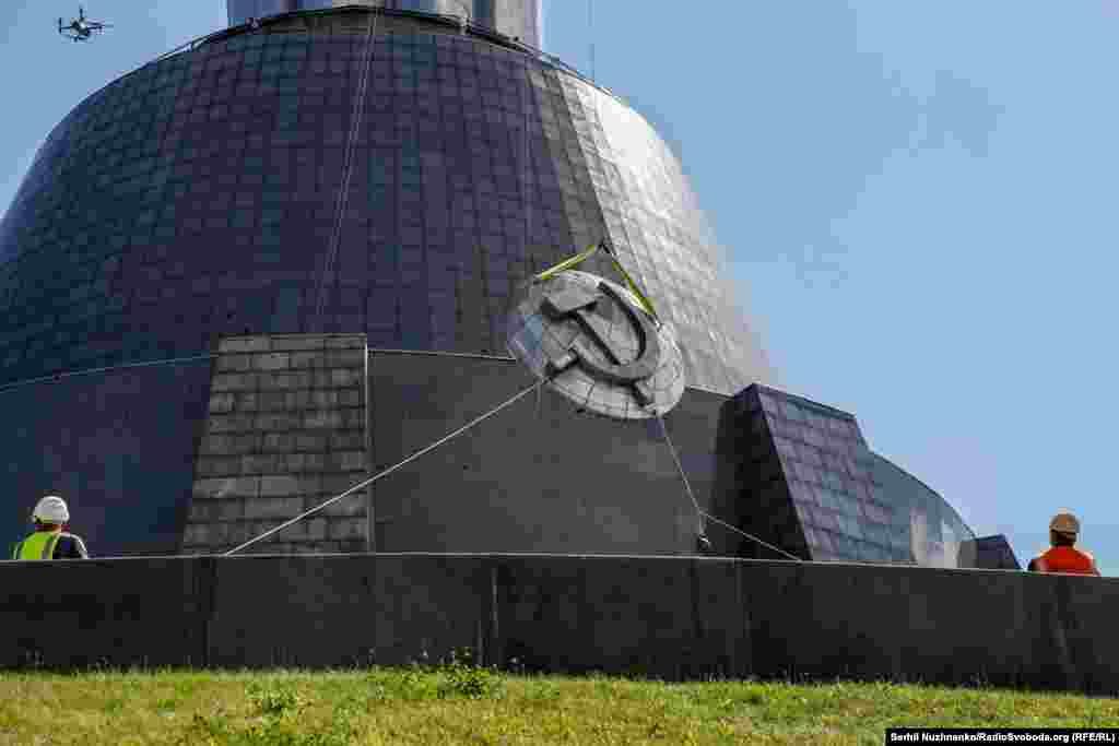 Роботи відбувалися за графіком, хоча іноді висотникам заважав сильний вітер, дощ та часті повітряні тривоги, які змушували працівників спускатися з монументу