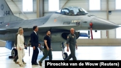 Президент Зеленський і прем'єр-міністр Нідерландів Марк Рютте біля винищувача F-16. Ейндховен, Нідерланди, 20 серпня 2023 року