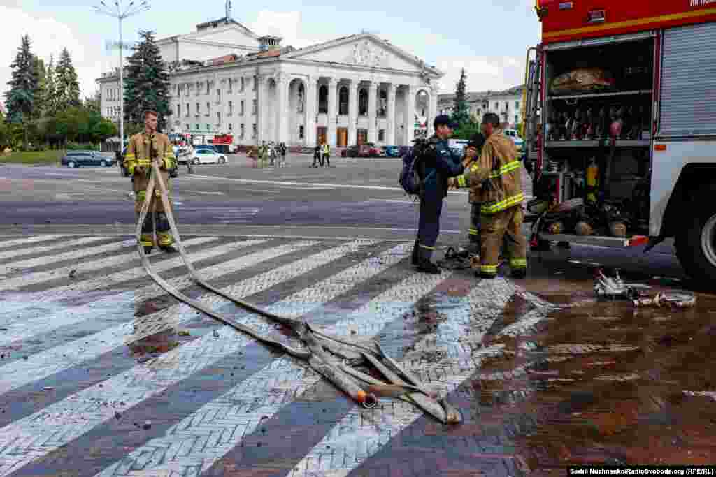 &laquo;Усі, хто перебував у драмтеатрі, вчасно спустилися до укриття. Працівники Національної поліції після оголошення повітряної тривоги намагалися завести всіх в укриття&raquo;, &ndash;&nbsp;наголосив&nbsp;міністр внутрішніх справ України Ігор Клименко