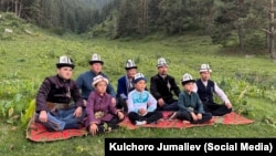 Манасчылар эл аралык Интерньюс уюму уюштурган долбоордо.  Архивдик сүрөт.