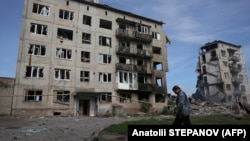 Будинки, зруйновані російською авіабомбою Очеретиному неподалік Авдіївки, 15 квітня 2024 року. В кінці квітня війська РФ прорвали лінію оборони ЗСУ і зайшли в селище