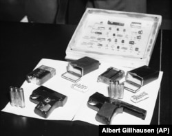 Два миниатюрни пистолета и табакери за съхранение на патрони, произведени в СССР.