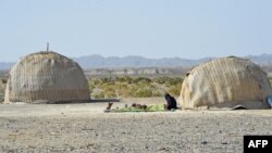 د بلوچستان په زرغون غره سیمه کې یوه ښځه له کور بهر ناسته ده او کار کوي. ایران په هم هغه سیمه کې د جیش العدل پر مرکز د برید خبر ورکړی وو - د جنورۍ ۱۸مې انځور.