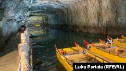 ბეიჰაის 700-მეტრიანი გვირაბი, რომელიც სამხედრო დანიშნულებით, ხომალდების შტორმისა და ჩინეთის თავდასხმებისგან დასაცავად გაიყვანეს, ახლა ტურისტული ღირსშესანიშაობაა. ქალაქი ნანგანი, მაცუს კუნძულები.