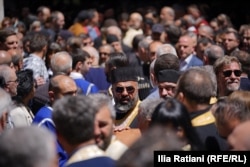 Oficiali guvernamentali georgieni au fost văzuți printre participanții, în majoritatea lor bărbați, la marșul pentru Puritatea Familiei, Tbilisi, 17 mai 2024.