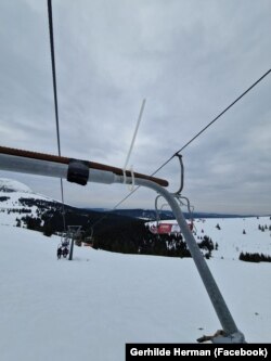 Bară de protecţie prinsă improvizat pe cadrul telescaunului.