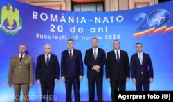 De la stânga la dreapta: Gheorghiță Vlad - șeful Statulul Major, Angel Tîlvăr - ministrul Apărării, Marcel Ciolacu - premierul României, Klaus Iohannis - președintele României, Nicolae Ciucă - șeful Senatului, Alfred Simonis - șeful Camerei Deputaților.