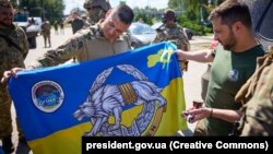 Президент України Володимир Зеленський (праворуч) під час зустрічі на Донеччині з бійцями Сил спеціальних операцій ЗСУ, 29 липня 2023 року