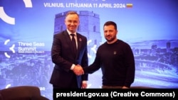 Президент України Володимир Зеленський і президент Польщі Анджей Дуда (ліворуч). Вільнюс, 11 квітня 2024 року