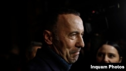 Iulian Dumitrescu pleacă de la sediul Direcției Nationale Anticorupție din București, 1 februarie 2024.