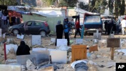 Mormintele persoanelor ucise în timpul bombardamentelor israeliene asupra Fâșiei Gaza și îngropate în incinta spitalului Shifa din orașul Gaza, 31 decembrie 2023. (foto AP/Mohammed Hajjar)