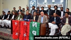 د بلوچستان نیشنل ګوند مشران د جنورۍ پر ۱۹مه په کوټه کې خبري غونډې ته د وینا په مهال.