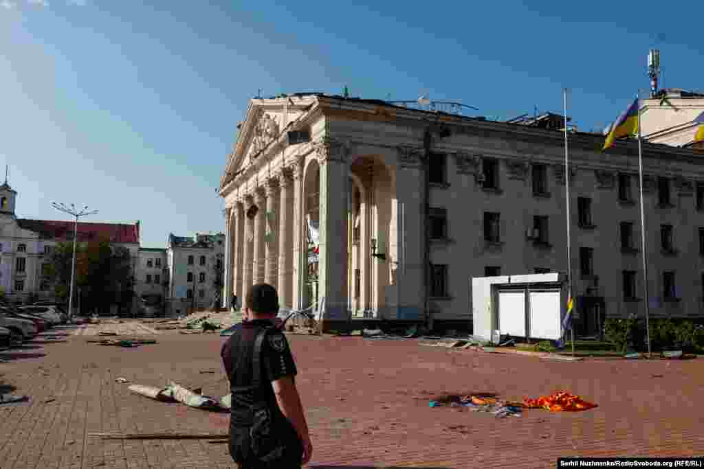 Кількість загиблих у Чернігові зросла до 7 людей, повідомили в МВС. Виявили тіло ще однієї жінки.&nbsp;Число постраждалих зросло до 129 людей