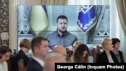 Украинскиот претседател Володимир Зеленски зборува на отворањето на Иницијативата „Tри мориња“ преку видео врска во претседателската палата Котрочени во Букурешт на 6 септември 2023 година