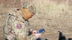 Bivši pripadnik Wagnerove jedinice koji služi u SOBR-u Akhmat, čečenskoj jedinici za specijalne operacije Ruske nacionalne garde, pilotira dronom tokom specijalne vojne operacije. 