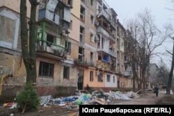 Один із понівечених будинків