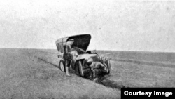 Primele probleme apar la scurt timp după debarcarea la Ismail (Ucraina). După doar câteva zeci de km, una dintre mașini rămâne împotmolită și este nevoie de ajutorul unor boi pentru a fi scoasă.