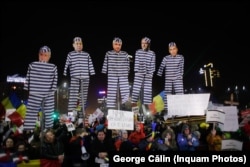 Manechine îmbrăcate cu haine de zeghe, care îi reprezintă pe Florin Iordache, Victor Ponta, Călin Popescu Tăriceanu, Liviu Dragnea și Sorin Grindeanu sunt afișate de protestatari, în 2017. Ei erau considerați principalii responsabili de modificarea Legilor Justiției.