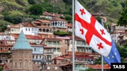 Флаги Грузии и ЕС в Тбилиси