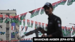 د پاکستان یو امنیتي سرتېری د انتخاباتو د بهیر ساتنه کوي - پخوانی انځور