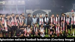 اعضای تیم ملی فوتبال افغانستان که در رقابت های هند اشتراک کرده اند . ( تصویر از صفحه رسمی فدراسیون فوتبال افغانستان) 