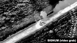 Російський танк горить після влучання нічного FPV-дрона групи БПЛА Signum на Бахмутському напрямку