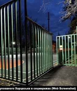 Футбольне поле, збудоване Росією у Харцизьку після 2022-го