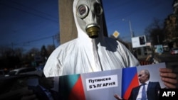 Кадър от протест в България срещу действията на Русия и президента ѝ Владимир Путин.