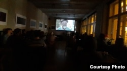 Прага шаары. "Чалбасы кыргыздары" тасмасы көрсөтүлүүдө. 