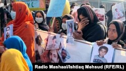 بلوڅانې اسلام اباد ته روان لاريون کې - انځور د دیسمبر پر شلمه په ډېره اسماعيل خان کې اخیستل شوی.