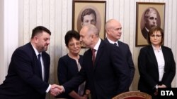 Президентът се ръкува с всеки от представителите на "БСП за България"