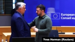 Президент України Володимир Зеленський (праворуч) і прем'єр-міністр Угорщини Віктор Орбан під час саміту лідерів Євроcоюзу. Брюссель, 27 червня 2024 року 