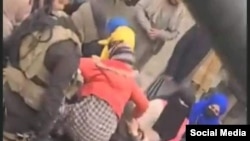 تصویری که گفته میشود طالبان زنان و دختران را در کابل به دلیل عدم رعایت حجاب بازداشت می کنند