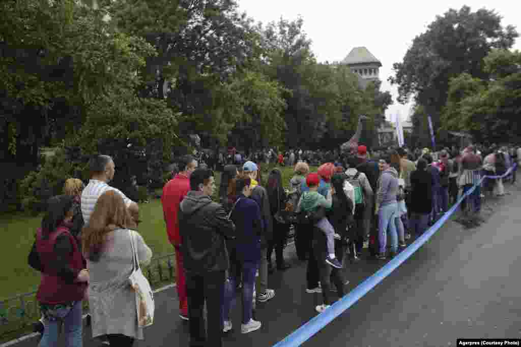 mai 2023. Cozile de la Muzeul Antipa s-au întins pe câteva sute de metri, până în stradă.&nbsp;