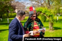 George Simion, liderul AUR și-a lansat campania la alegerile europene folosindu-se de imaginea lui Vlad Țepeș.