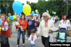 Михайло Рамач під час параду вишиванок в сербському місті Нові Сад. 2017 рік