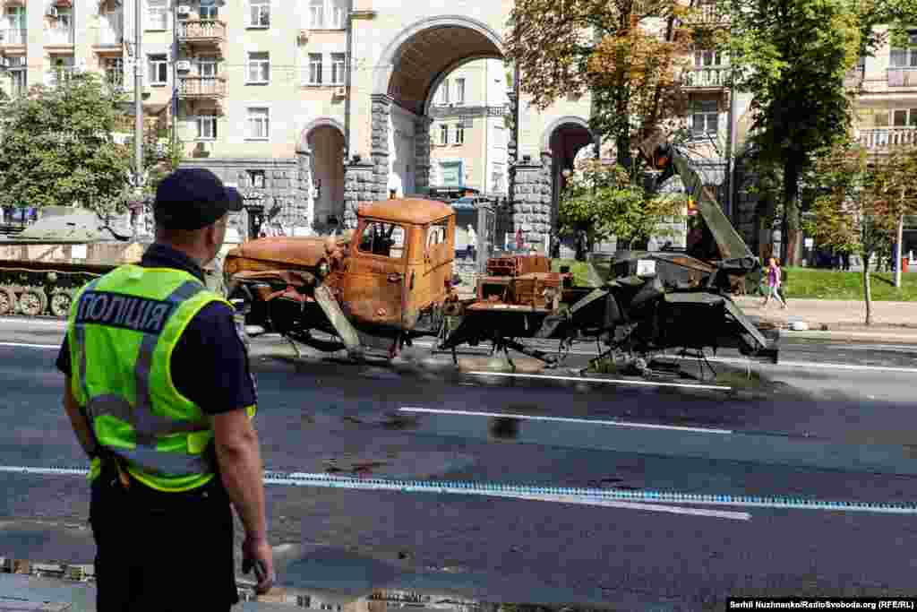 Поліцейський спостерігає за процесом розміщення підбитої російської техніки на Хрещатику у Києві. 21 серпня 2023 року. Президент Росії Володимир Путін 13 червня відповів на запитання російських воєнкорів про те, чи є у планах так званої &nbsp;&laquo;СВО&raquo; в Україні нова спроба захопити Київ. &laquo;Чи потрібно нам йти на Київ? Якщо так, то потрібна нова мобілізація, якщо ні, то не потрібна. Зараз поки необхідності в мобілізації немає&raquo;, &ndash; сказав Путін