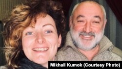 Керівник медіа-холдингу «Мелітопольські звістки» Михайло Кумок із дочкою Тетяною Кумок, 3 травня 2023 року