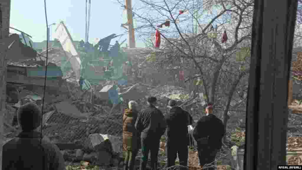 Echipele de intervenție caută supraviețuitori printre dărâmături.&nbsp; &nbsp;