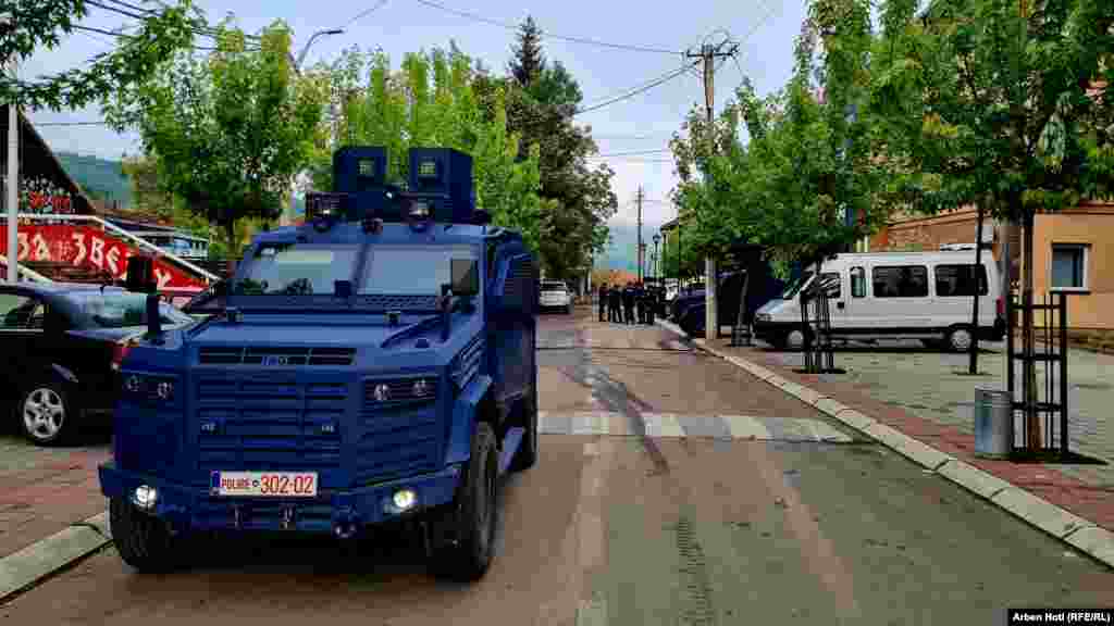 Oklopni automobil specijalnih jedinica Kosovske policije na ulicama Zvečana.