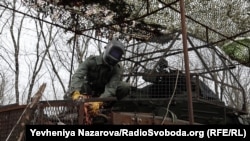 Бійці 1-ї окремої танкової Сіверської бригади ЗСУ працюють над захистом своїх бойових машин від БПЛА