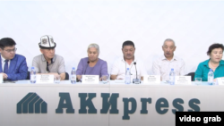 Бишкекте өткөн басма сөз жыйынынын катышуучулары. 