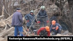 Рятівники та комунальники усувають наслідки ракетного обстрілу РФ у приватному секторі Запоріжжя, 22 березня 2024 року