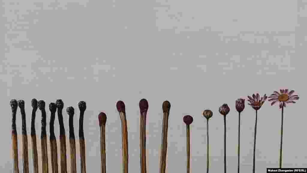 Бул сүрөт "Кайрыма этиштер" деп аталат. Сүрөтчүнүн эмгектерине жакшылап үңүлгөн көрүүчү ар биринен жараланган жан дүйнөнү эле көрбөстөн, кандайдыр бир жаркын үмүткө чакырык турганын да туя алат.&nbsp;