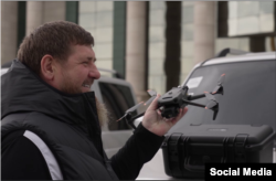 Глава Чечни Рамзан Кадыров и китайский дрон DJI Maviс 3 Enterprise. Скрин-шот видео в телеграм-канале Кадырова