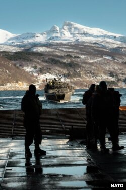 Шведски щурмови катер се приближава към американски военен кораб по време на учение на 29 февруари.