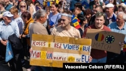 Pancarte afișate de cetățenii care au participat la Marea Adunare Națională de la Chișinău, 21 mai 2023. 
