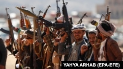 Reprezentanți ai mișcării Houthi în timpul unei adunări la sfârșitul unui antrenament militar, la periferia orașului Sana'a, Yemen, 22 ianuarie 2024 