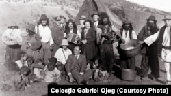 Romi așezați la vărsarea Văii Seci în râul Moldova, Câmpulung, Colecția Gabriel Ojog.
